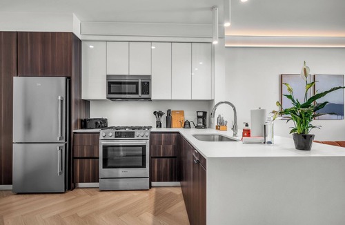 Larchmont Apartment | Elegant Gillis House with Pool and Gym