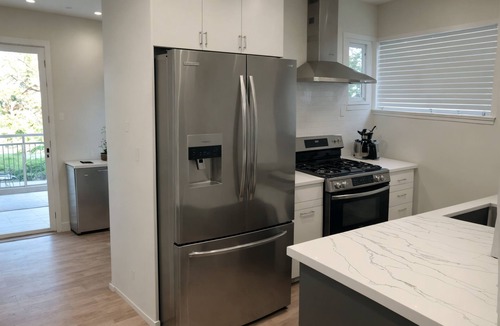 East Hollywood House | Elegant Hollywood Townhouse with Gourmet Kitchen and FREE PARKING
