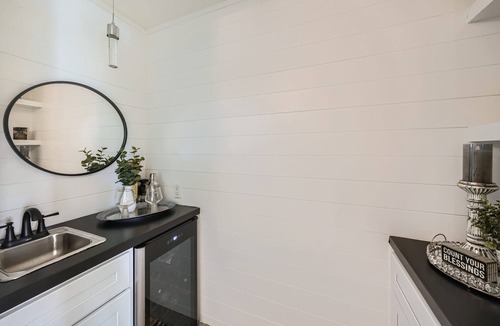Harbor Condo | Elegant Long Beach Condo - Marina View - Gated - Parking - Pool Access