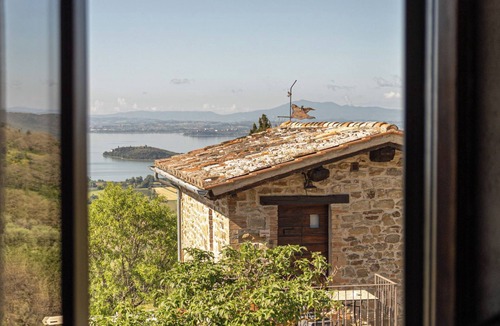 Passignano sul Trasimeno Apartment | Emerald- Room in old farmhouse with lake view