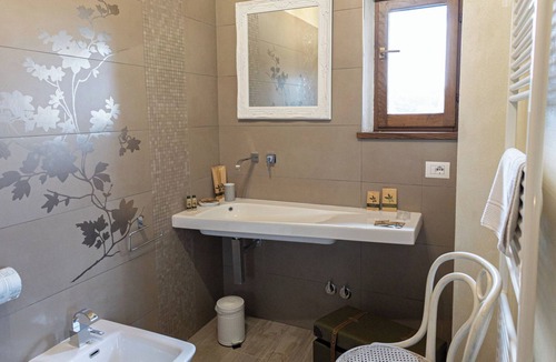 Passignano sul Trasimeno Apartment | Emerald- Room in old farmhouse with lake view