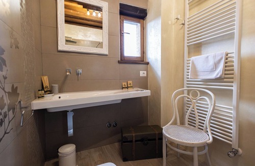 Passignano sul Trasimeno Apartment | Emerald- Room in old farmhouse with lake view