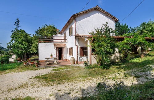 Montopoli di Sabina Apartment | Enjoy a wonderful vacation in this cozy apartment with beautiful views of the countryside.