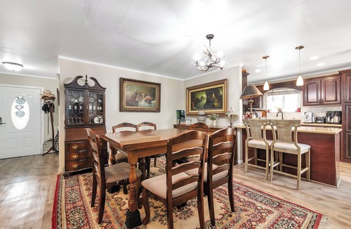 Harbor House | Entire Spacious Furnished Home - Sauna, Hot Tub, AC, WIFI, Garden & Full Kitchen