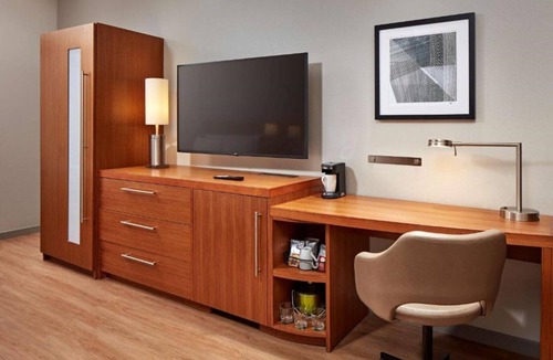 El Segundo House | Experience Los Angeles Culture and Fun From Our LAX Airport Room