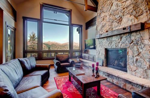 Baldy Mountain House | Experience luxury at Three Sisters Lookout with stunning mountain views and Private Hot Tub