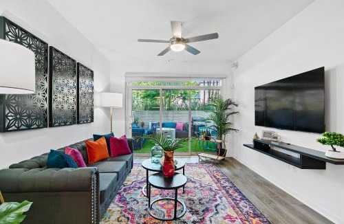 Carthay Circle Apartment | Fairfax District Chic City Oasis 2 BR Apt with Den 136