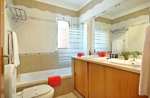Meia Praia Hotel | Family and Friends Getaway! Fully-equipped Kitchen, Outdoor Pools, Free Parking!