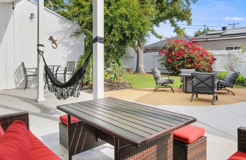 Bixby Knolls House | FAMILY Gathering | KING Bed! | Big Kitchen & Patio