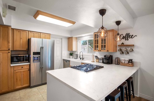 Estates at Canyon Crest House | FAMILY POOL HOME/3-BDR/KING BED/Game Room/Arcade/Sleeps 10/Riverside Downtown