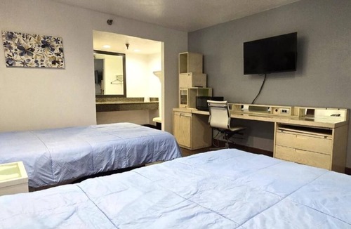 Buena Park Hotel | Family Room With Easy Access to Disneyland Parks | Free Parking