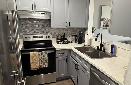 South Redondo Apartment | Fantastic 1bed/1bath with an ocean view steps from the beach in Redondo Beach