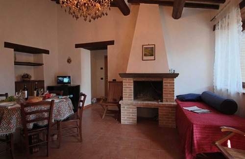 Gualdo Cattaneo House | Farmhouse Bliss with Pool, Wine and tails