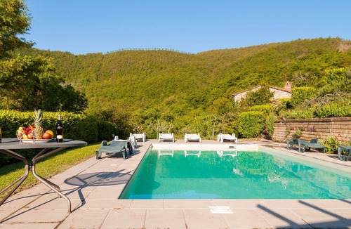 Cortona Villa | Farmhouse with private pool in a panoramic position on the border between Tuscany and Umbria. The fe