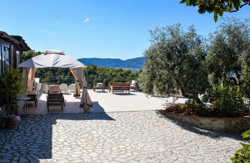 Castelnuovo Magra House | Fattoria Cristina Family Duplex with Pool, Panoramic Terrace & Farm Animals - Bilo Rosa
