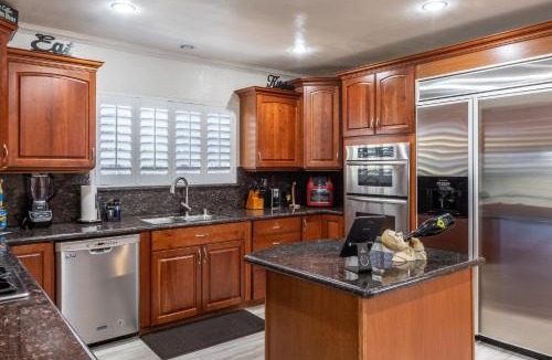 Ladera Heights Villa | FIFA PRIME-Pvt Luxe Home! King Bed, Jacuzzi, Fire Pit, BBQ! Beautiful!