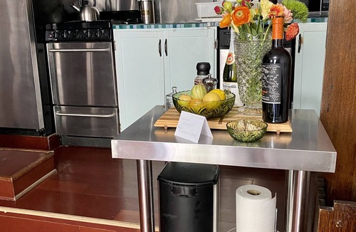 Los Feliz Apartment | Friendly Hobbit Hole at Griffith Park
