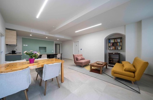 Olginate Apartment | Front Lake Como - 3 Bedrms with AC, Free Parking and Wifi
