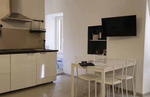 Riomaggiore Apartment | Full-featured apartment with rock shower