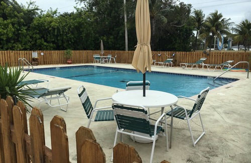 Marathon Apartment | Fully furnished studio, 50 yards from ocean, shared pool, fishing-jetty