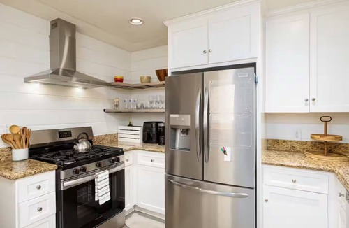 Little Armenia House | Gated 2BD - AC - Family Friendly