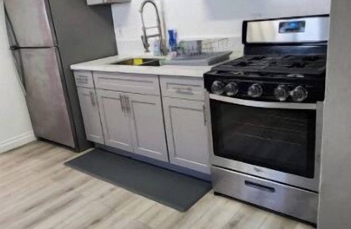 Central San Pedro House | GATED 3 BED, 2 BATH HOME WITH PARKING AND LAUNDRY!