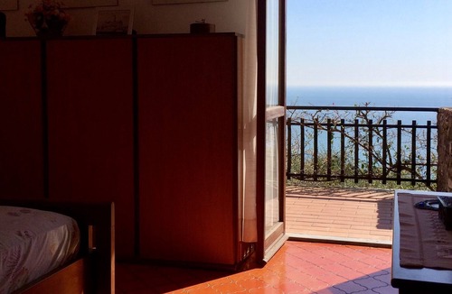 Tellaro Apartment | Golfo dei Poeti apartment with terrace and shared swimming pool