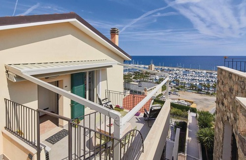 Cavi Apartment | Gorgeous apartment in santo stefano (im) with house sea view