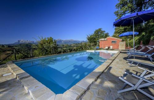Monte San Martino House | Gorgeous Apartment with Pool near Sibillini Mountains