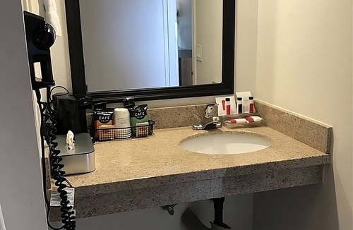 Torrance Hotel | Great Find! Wonderful Unit Near Attractions, Pool, Parking