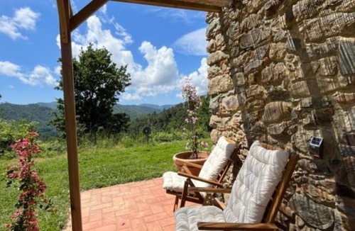 Brugnato House | Green Valley House: Bougainvillea