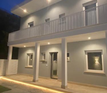 Latina Bed & Breakfast | Grey House Guest House Luxury