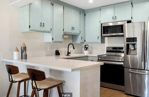 Los Feliz Condo | Griffith Park steps away , charming & convenient