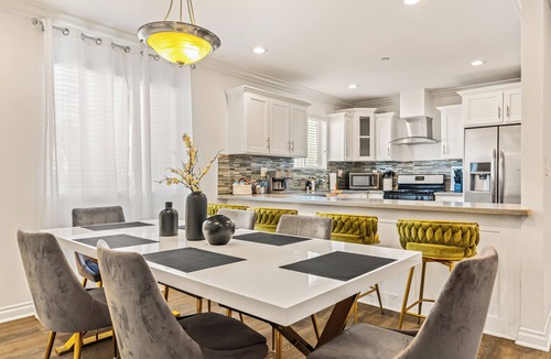 Los Angeles House | Gucci-Inspired 4B3B Home I Close to World Cup I Gated Parking I Heart of LA