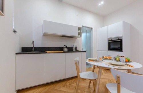 Historic Center Apartment | GuestHost - Bologna Piazza del Nettuno Apartment