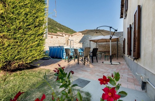 Gubbio Apartment | GuestHost - Central apartment that can accommodate up to 6 people, located in the east area (S. Martino-S. Lucia area) of Gubbio, in the hamlet of Perugia, a 300m walk from Teatro Romano and a 10 min walk from Piazza Grande and Palazzo dei Consoli.The fl