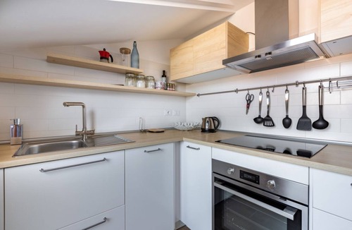 Bruzzano House | GuestHost - Cozy Studio W/Parking 5 min walk from the bus stop
