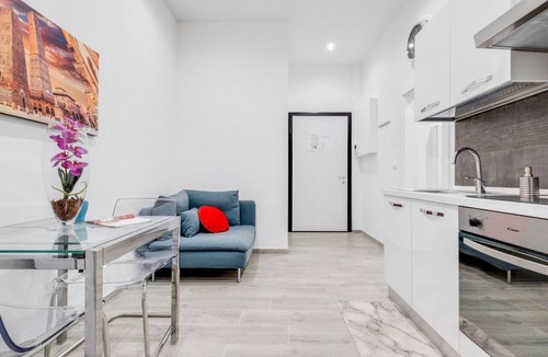 Bolognina Apartment | GuestHost - Just outside the center it is in a quiet and convenient position even for those who reach Bologna by car.The apartment is on the raised ground floor without a lift.About 30 square meters large on one floor. There are 3 windows that all overlo