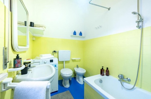 Pablo Apartment | GuestHost - Santa Croce Cozy Flat with Balcony
