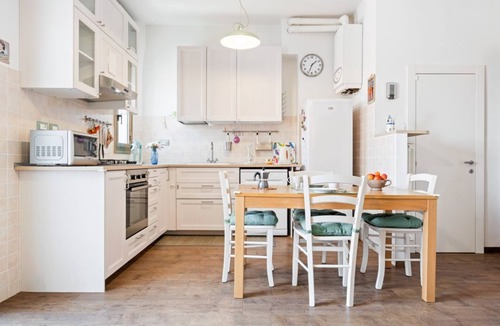 Bolognina Apartment | GuestHost - The apartment is located on the fourth floor of a building with a lift (very narrow therefore not suitable for the disabled).There are 7 steps to access the elevator.In 80 square meters of space it accommodates 4 people, with a double bedroom