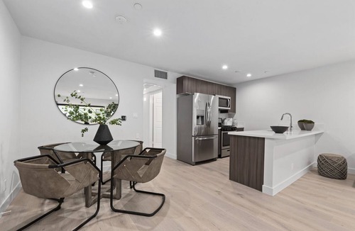 Beverly Grove Apartment | Heart of West Hollywood Stunner w/gym and co-working space
