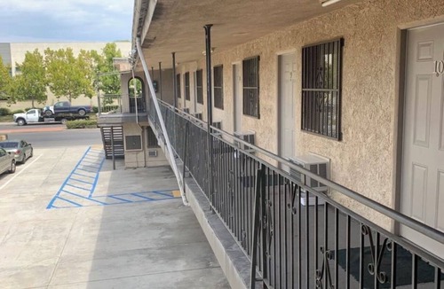 Lynwood Hotel | Hi Rise Motel