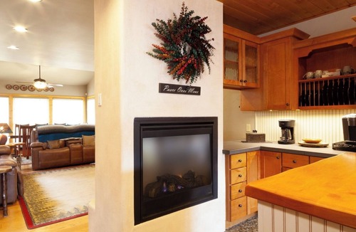 Red River House | High Expectations - In Town - Hot Tub - Fireplace - Adjustable Bed - Fenced Yard