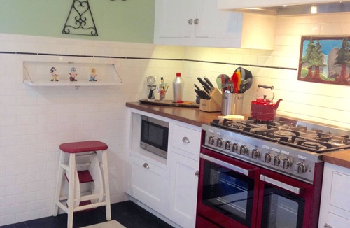 Northwest Anaheim House | Historic Home, Bocce Ball, Horse Shoe's, Foosball, Pickleball, Playroom, WiFi