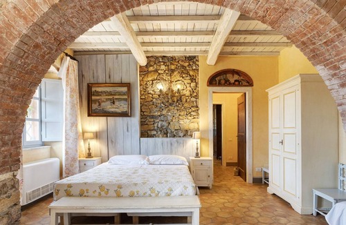 Castelnuovo Magra Apartment | Holiday Apartment "Agriturismo Monteverde - Pergolo" with Shared Pool, Private Terrace & Wi-Fi