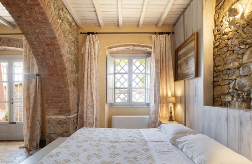 Castelnuovo Magra Apartment | Holiday Apartment "Agriturismo Monteverde - Pergolo" with Shared Pool, Private Terrace & Wi-Fi
