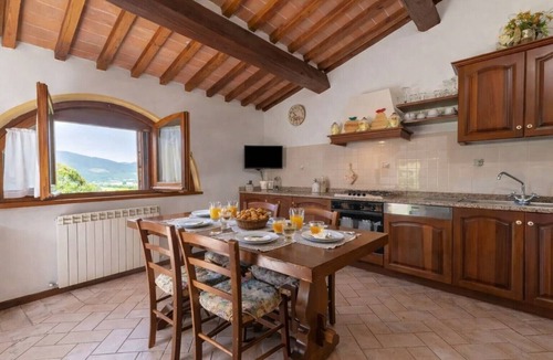 Lisciano Niccone Apartment | Holiday Apartment 'Pugnano Alto - Tabacco' with Shared Pool, Private Terrace and Wi-Fi