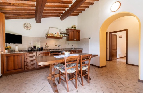 Lisciano Niccone Apartment | Holiday Apartment 'Pugnano Alto - Tabacco' with Shared Pool, Private Terrace and Wi-Fi