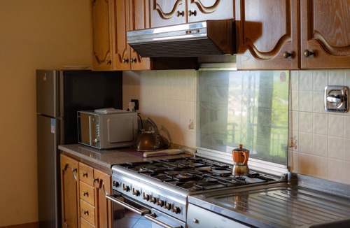 Gualdo Cattaneo Apartment | Holiday Apartment "Villa Rita - Lavanda" with Mountain View, Shared Pool & Wi-Fi