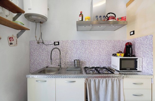 La Spezia Apartment | Holiday Apartment Acciuga House with Balcony, Shared Garden & Wi-Fi